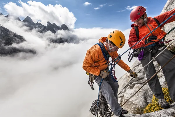 登山团队速降. — 图库照片