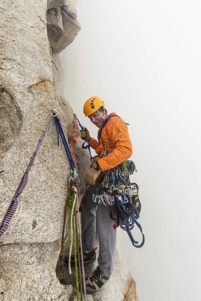 Un grimpeur descend une falaise . — Photo