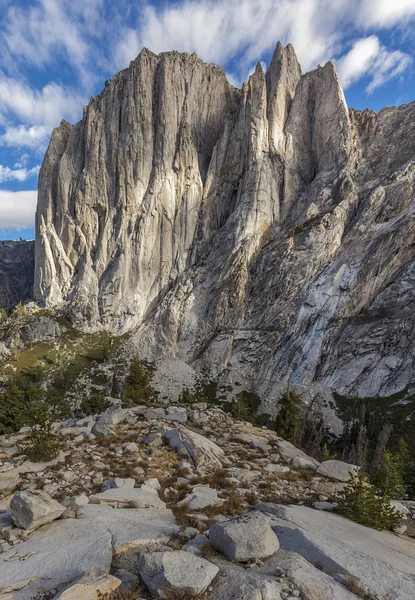 Spille di roccia frastagliate . — Foto Stock