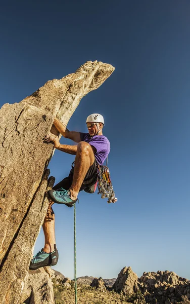 L'arrampicatore penzola dal bordo . — Foto Stock