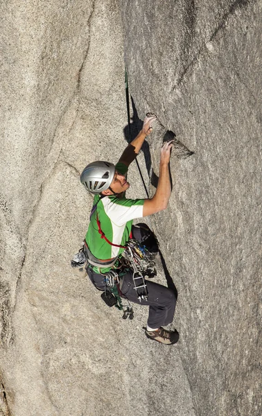 Escalada balança um penhasco . — Fotografia de Stock