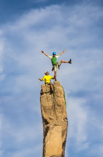 Equipe de escalada bem sucedida . — Fotografia de Stock