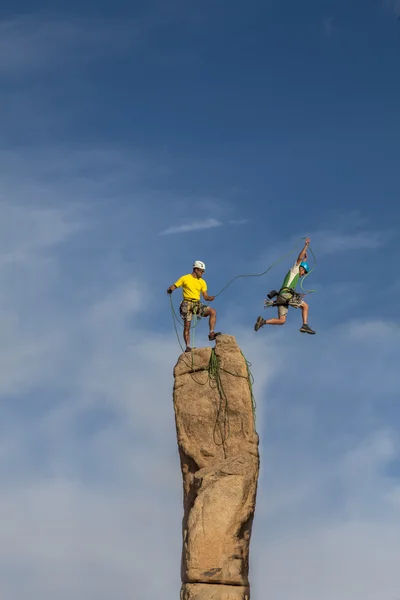 Equipo de escalada exitoso . — Foto de Stock