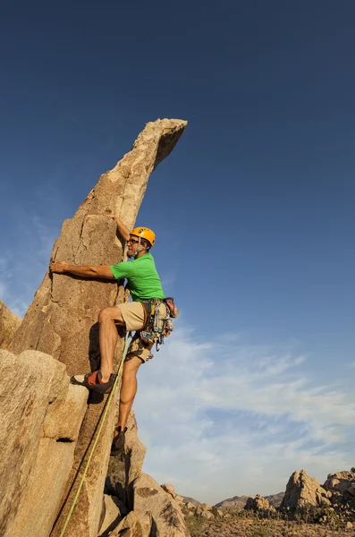 Successful climber at the top. — Stock Photo, Image