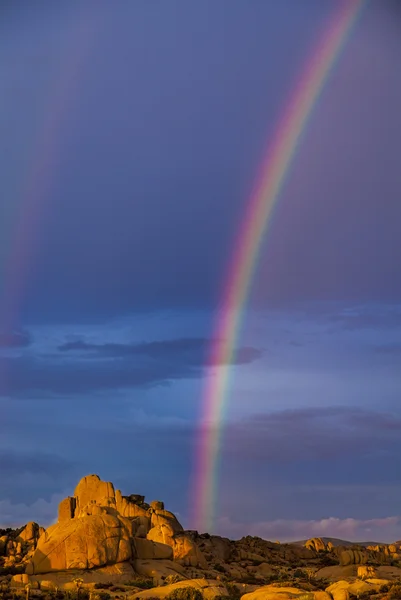 Arc-en-ciel et roches . — Photo