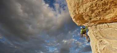 uçurumdan yukarı tırmanma mücadeleler.