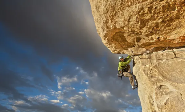 Climber struggles up a cliff. — Stock Photo, Image