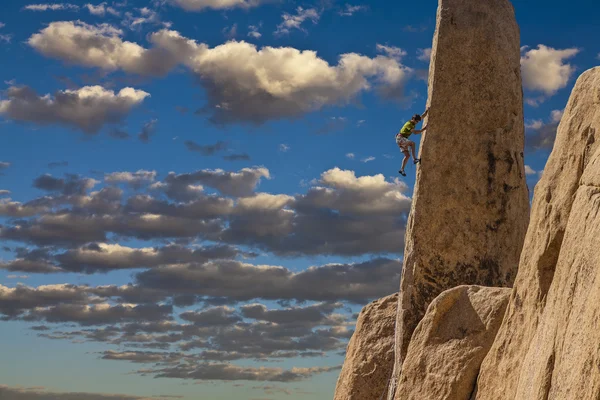 Escalade lutte vers le haut d'une falaise . — Photo