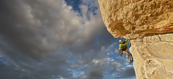 uçurumdan yukarı tırmanma mücadeleler.