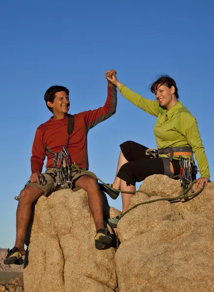 Équipe d'alpinistes sur le sommet . — Photo