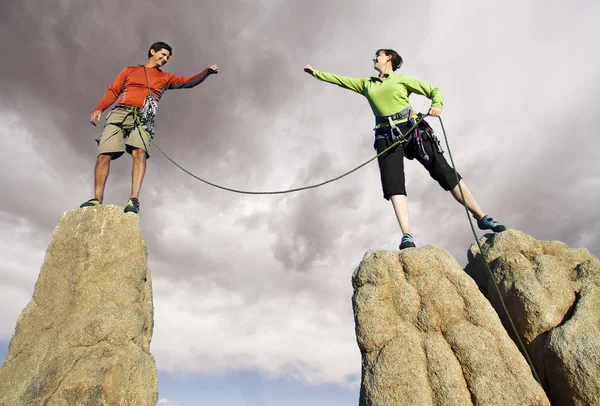 Team klättrare på toppmötet. — Stockfoto