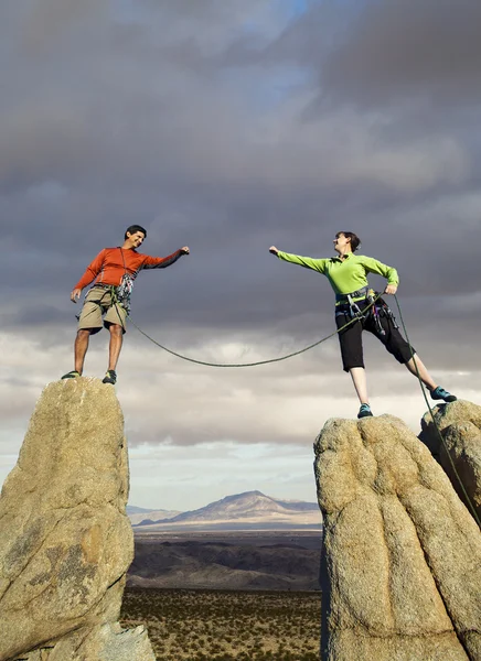 Team van klimmers op de top. — Stockfoto