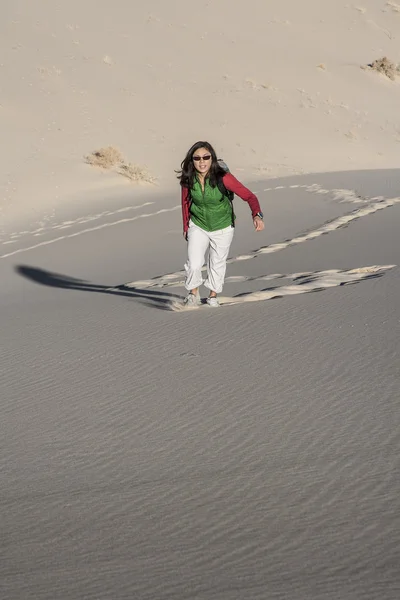 Female hiker climbing sand dunes. — Stock Photo, Image