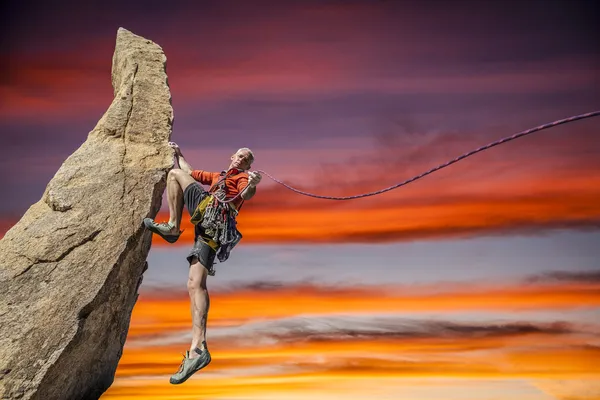 Climber on the edge. — Stock Photo, Image