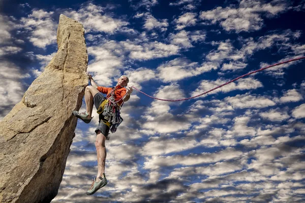 Climber on the edge. — Stock Photo, Image