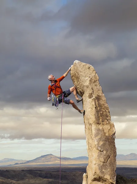 Escalador en el borde . — Foto de Stock