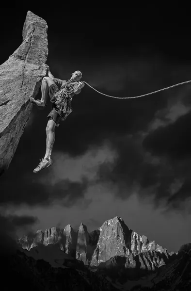 Escalador en el borde . — Foto de Stock