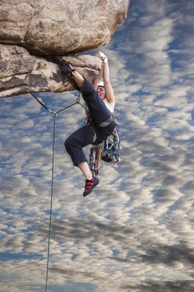 Bergsteiger am Abgrund. — Stockfoto