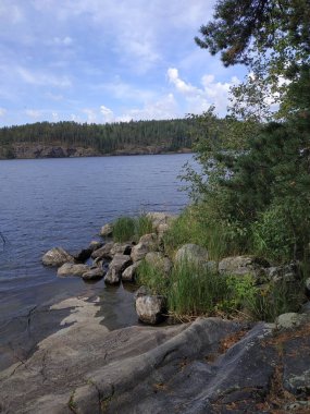 Ladoga skerries 'de gölün kıyısında