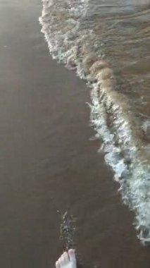 Sahil boyunca yalınayak yürü.