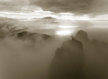 Dağların üzerinden görkemli gündoğumu