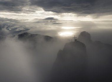 Dağların üzerinden görkemli gündoğumu