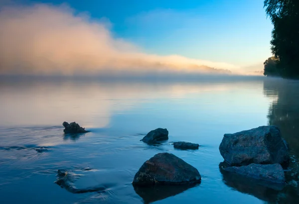 Rivier en mist — Stockfoto