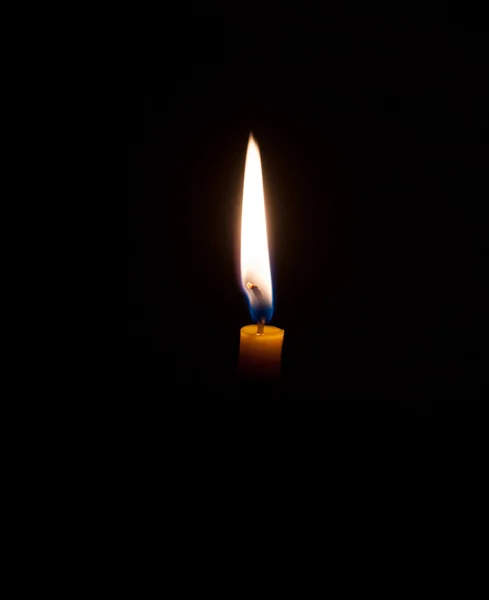 Diagonalmente poner velas sobre un fondo oscuro . — Foto de Stock