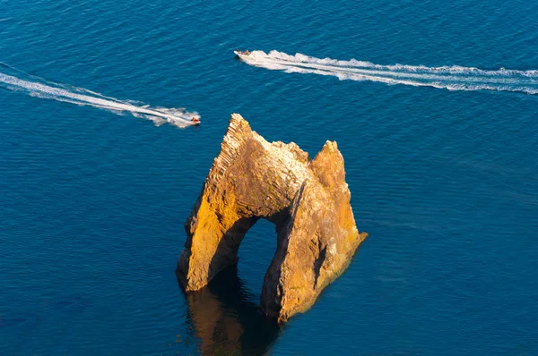 Famosa roccia Golden Gate nel Karadag Parco nazionale vicino a Koktebel, Crimea — Foto Stock