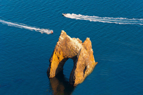 Знаменитая скала Золотые Ворота в Национальном парке Карадаг недалеко от Коктебеля, Крым
