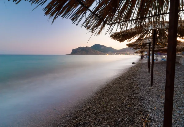 Paesaggio tropicale sulla spiaggia con ombrellone — Foto Stock