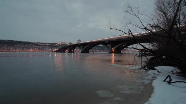 Puente sobre el río Dnepr — Vídeo de stock