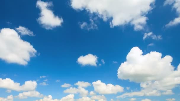 Облака в небе — стоковое видео