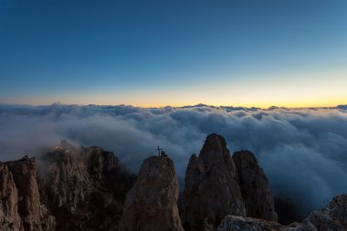 Dağlarda muhteşem bir gün batımı.