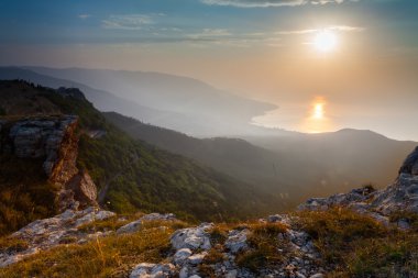 Dağlarda muhteşem bir gün batımı.