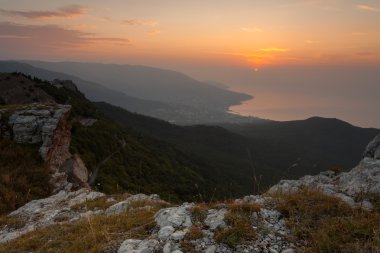 Dağlarda muhteşem bir gün batımı.