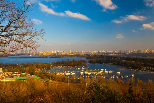 Uitzicht op het herfstlandschap van rivier en bomen op zonnige dag — Stockfoto
