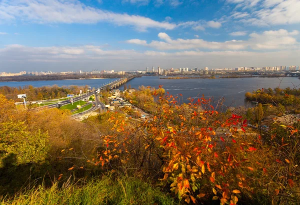 Uitzicht op het herfstlandschap van rivier en bomen op zonnige dag — Stockfoto