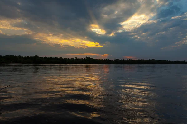 Salida del sol sobre el lago con reflejo de árboles desnudos en el agua . — Foto de Stock