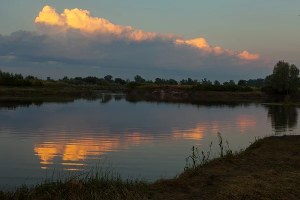 Nascer do sol sobre o lago com reflexo de árvores nuas na água . — Fotografia de Stock