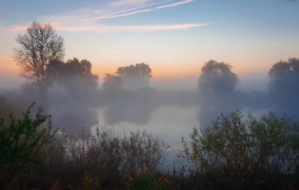 Verbazingwekkend mooie zonsopgang boven lake, mistig — Stockfoto