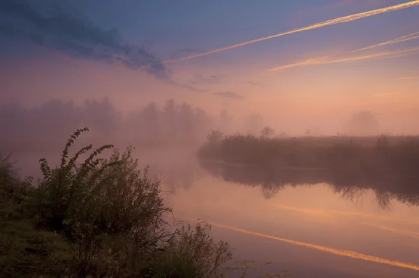 Increíblemente hermoso amanecer sobre el lago, niebla —  Fotos de Stock