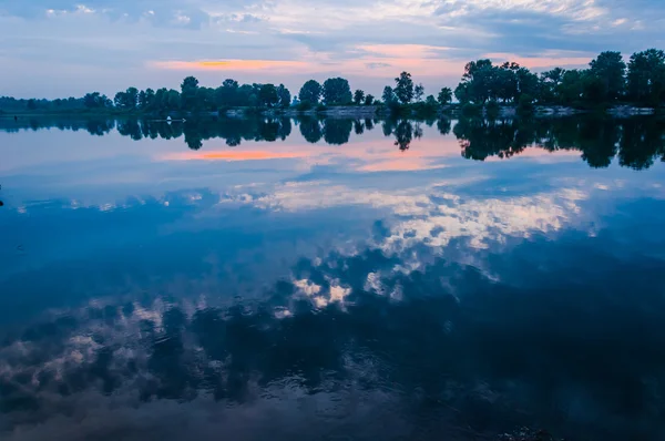 Surpreendentemente belo nascer do sol sobre o lago, nebuloso — Fotografia de Stock