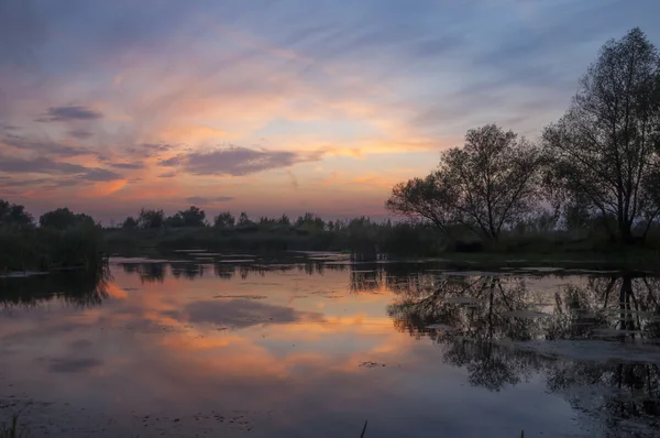 Landschap zonsondergang op de rivier — Stockfoto