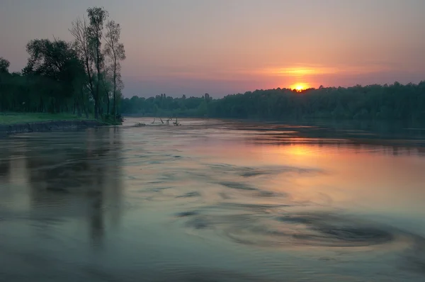 Landschaft Sonnenuntergang auf dem Fluss — Stockfoto