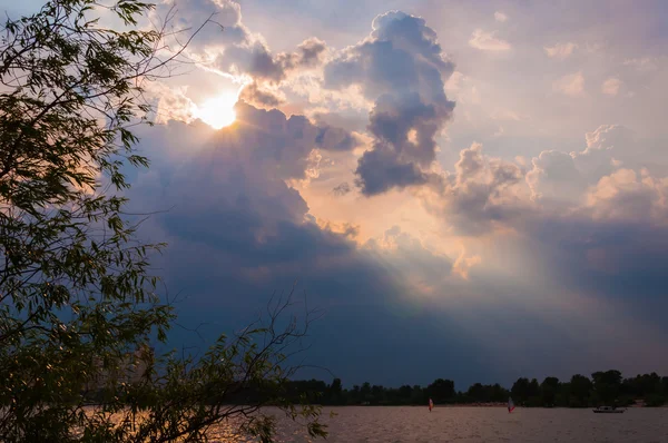 Пейзажний захід сонця на річці — стокове фото