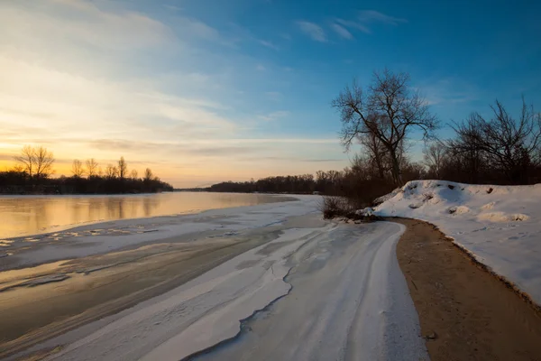 Зимний пейзаж, рассвет над рекой — стоковое фото