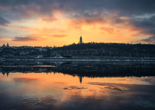 Paisaje invernal, amanecer sobre el río — Foto de Stock