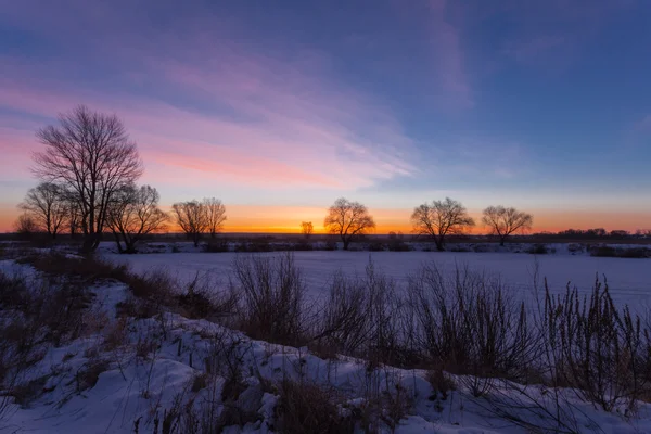 Paisaje invernal, amanecer sobre el río — Foto de Stock