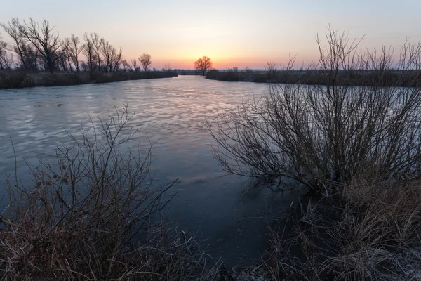 Paysage hivernal, aube sur la rivière — Photo